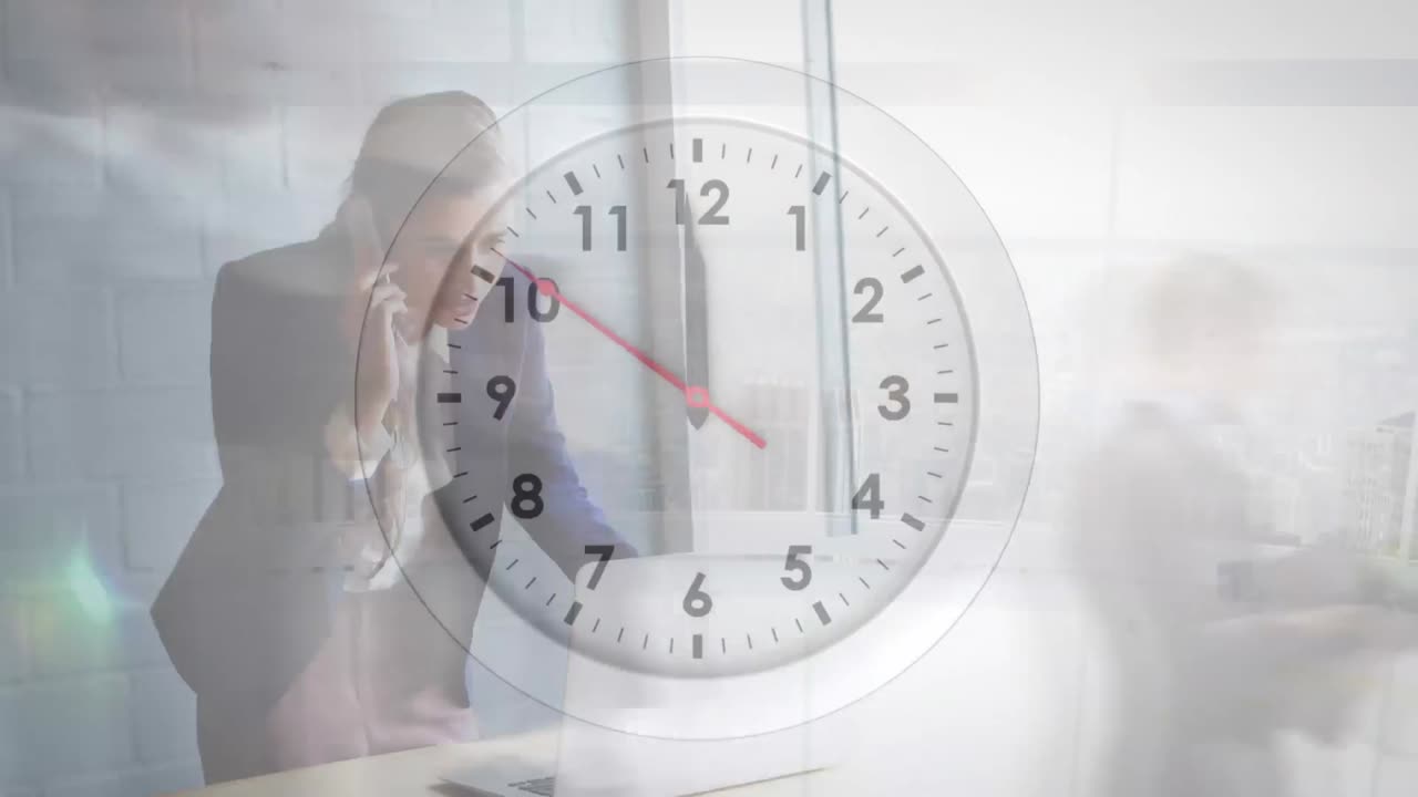 animación de reloj de tic-tac contra mujer de negocios caucásica hablando en teléfono inteligente en la oficina.