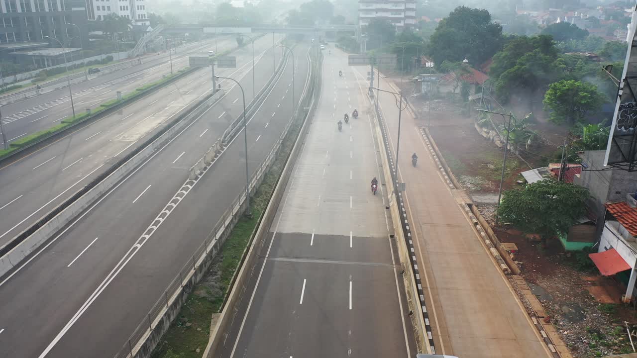autopista en una zona urbana en desarrollo, indonesia