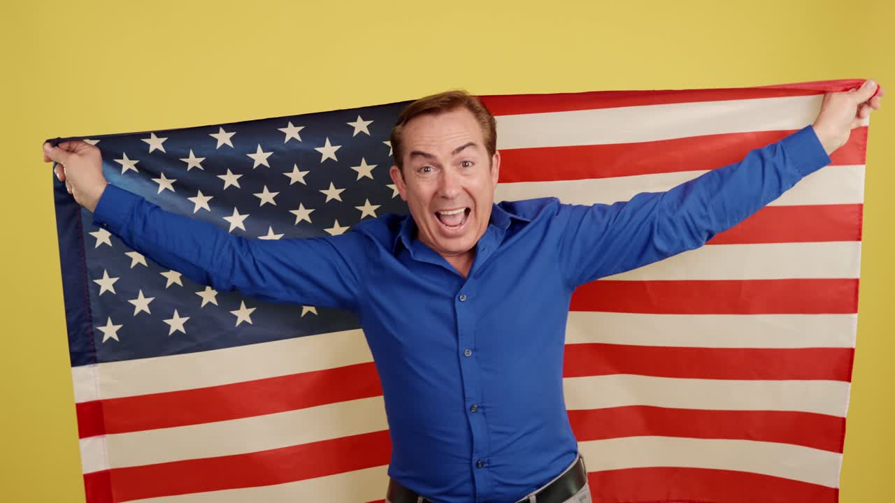 Uomo che mostra con orgoglio la bandiera americana