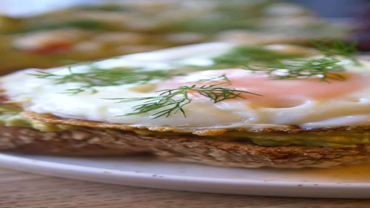 달걀 프라이를 곁들인 아보카도 토스트