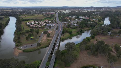 vehículos en el puente larry storey que atraviesa el río logan en waterford, queensland, australia