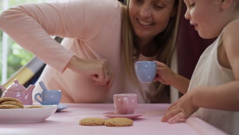 Madre-E-Hijas-Jugando-Juntas-Al-Comedor