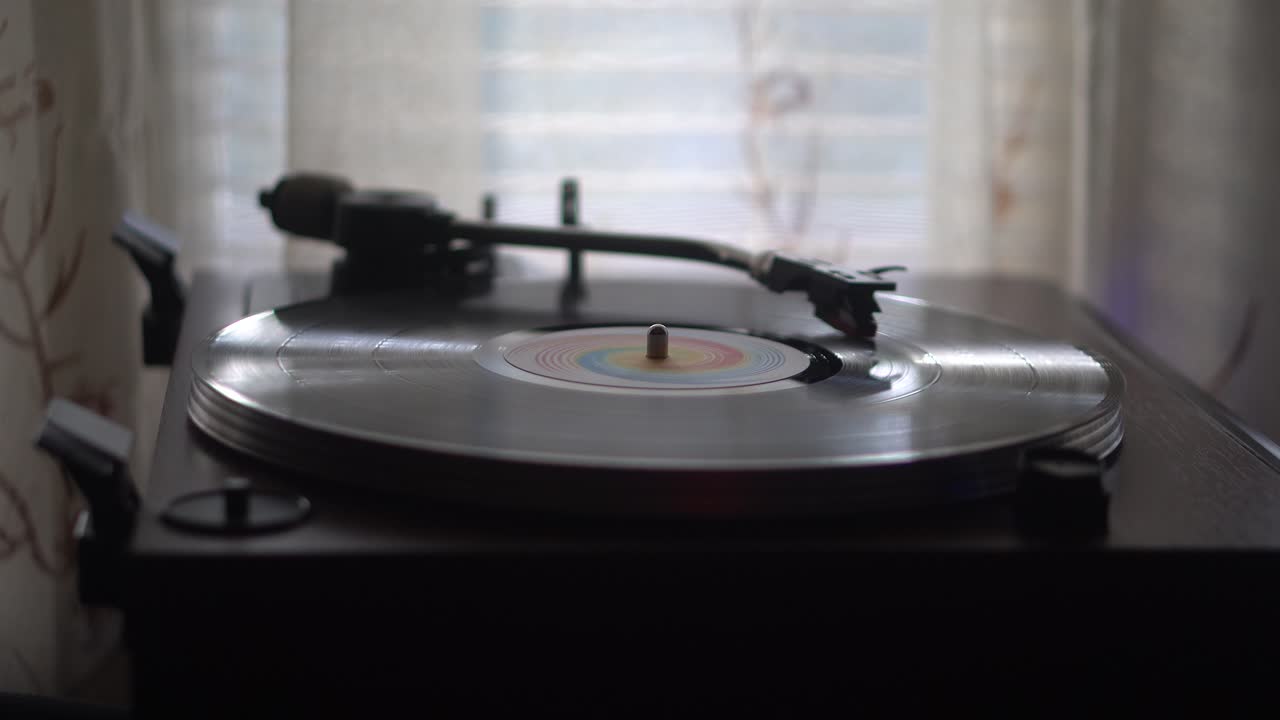 Riproduzione di dischi in vinile con finestra e tenda nel soggiorno, supporto audio analogico vintage