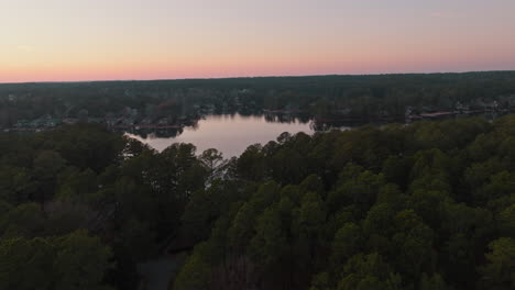 Vistas-Aéreas-De-Un-Lago-Al-Atardecer-En-Carolina-Del-Norte