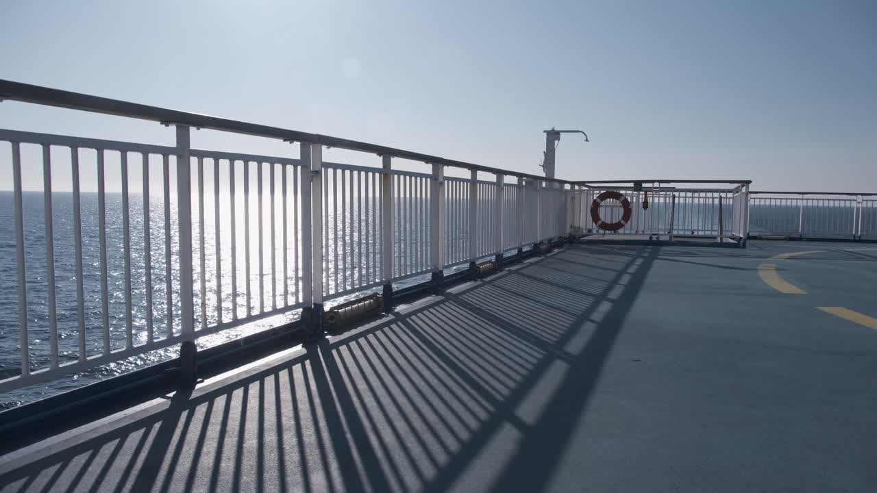 Sol sobre el océano, vista desde la cubierta de un gran barco, ferry