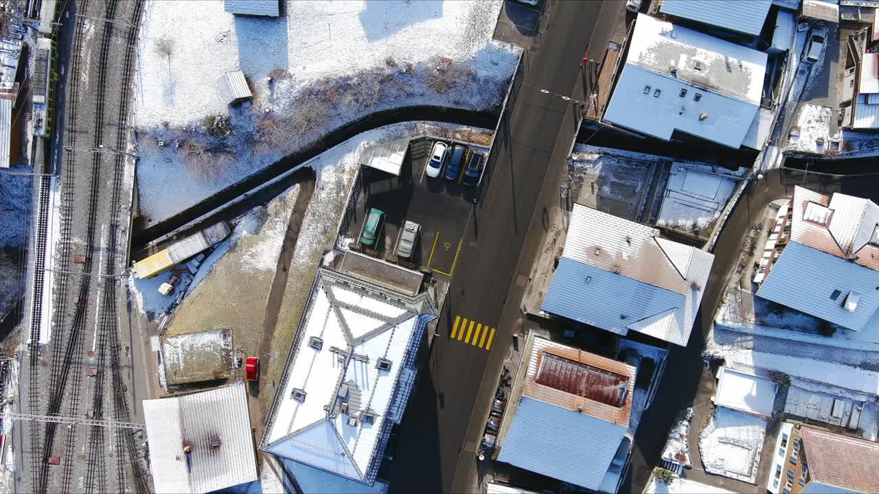 드론이 마을에 착륙하는 것을 지켜보는 드론 운영자 - 라우터브룬, 스위스, 알프스 계곡, 드론, 유럽, 4k