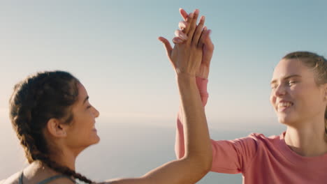 Zwei-Freundinnen-Feiern-High-Five-Und-Feiern-Den-Erfolg-Beim-Bergsteigen-Bei-Der-Wanderherausforderung,-Die-Spaß-An-Outdoor-Abenteuern-Haben