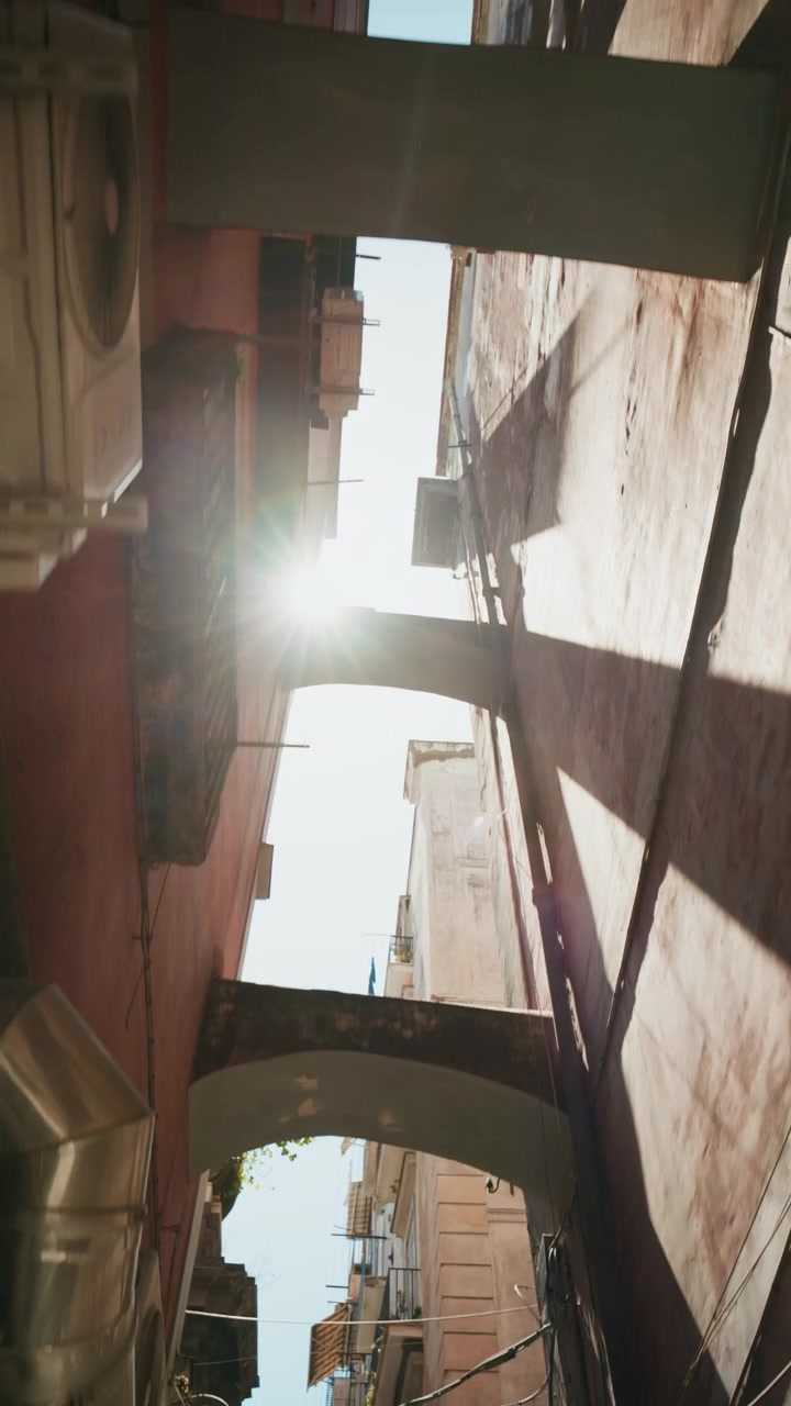 Strette strade e vicoli di Napoli con archi nel centro storico turistico