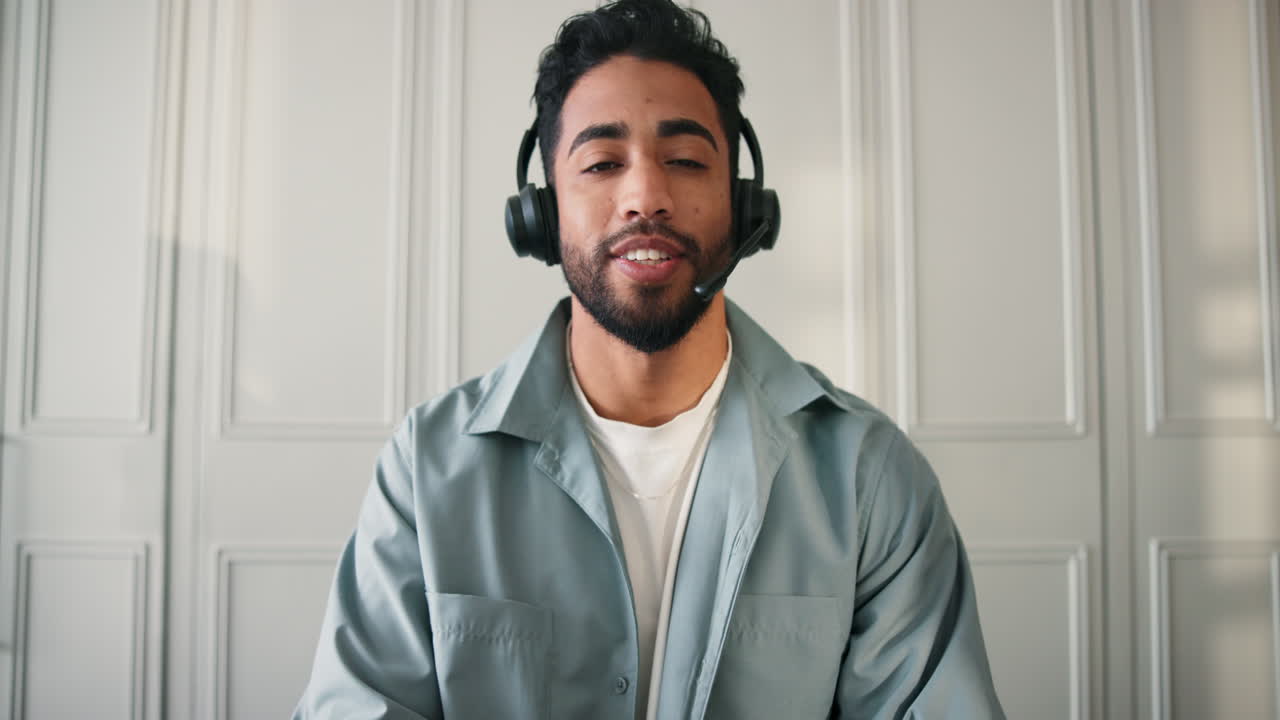 Mann i en videosamtale med headset