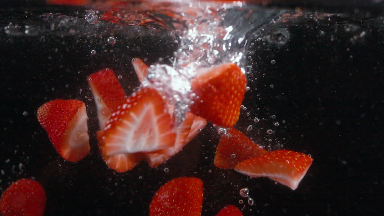 신선한  ⁇ 은 딸기는 느린 동작으로 거품과 함께 물에 떨어집니다