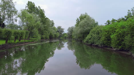 Drohne-Fliegt-über-Dem-Fluss-Zwischen-Den-Bäumen,-Fluss-Ljubljanica,-Slowenien