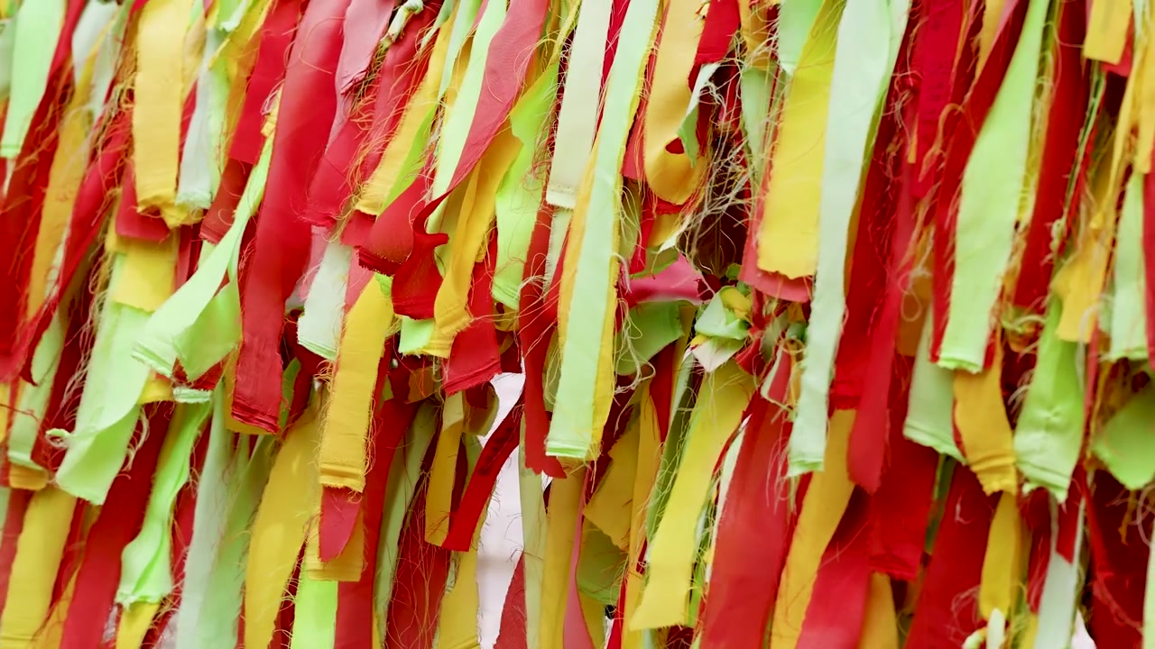 Cintas de tela coloridas colgando y ondeando con el viento