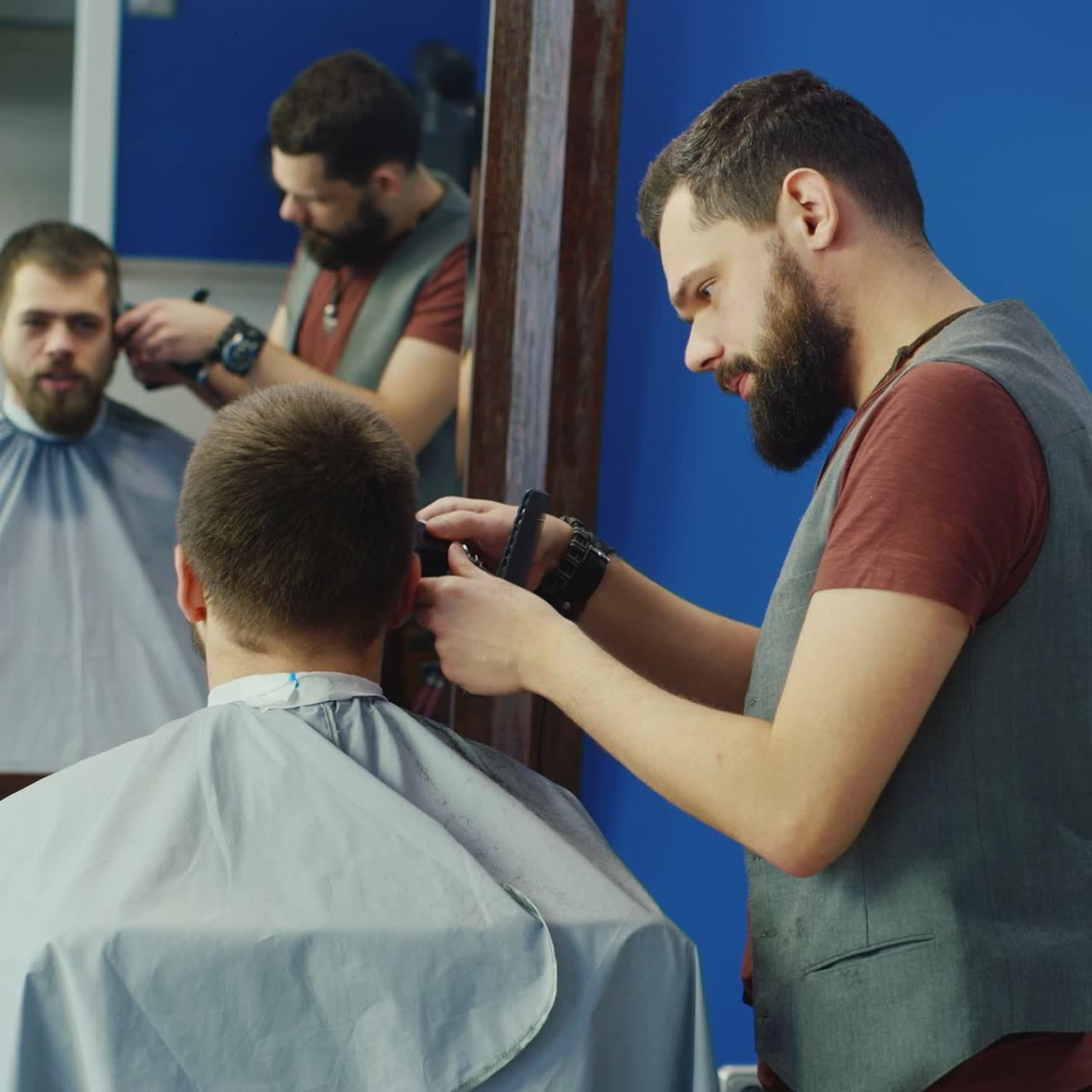 hombre cortándose el pelo en barberos plano general