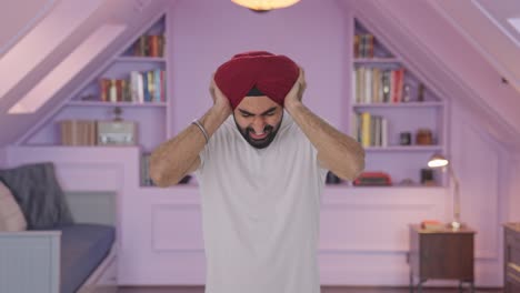 hombre indio sikh enojado gritando con las orejas cerradas