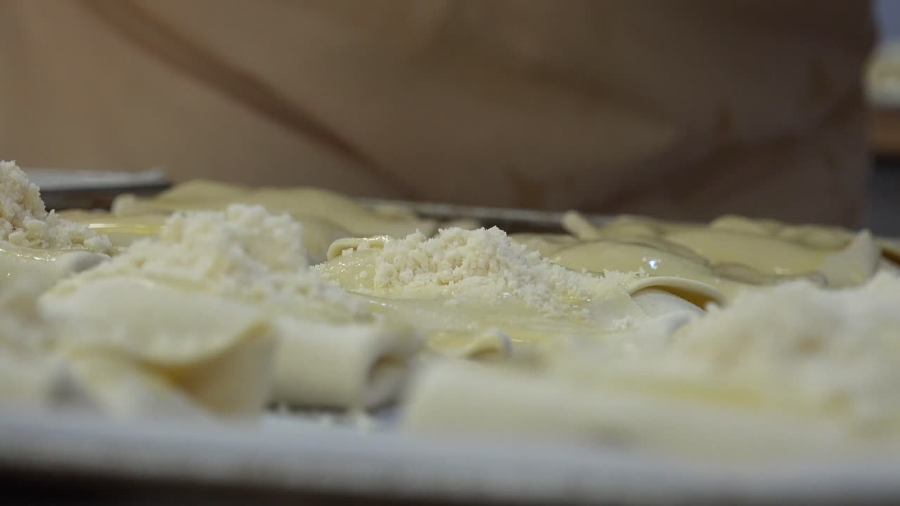 una panadería también panadería o panadería es un establecimiento que produce y vende alimentos a base de harina horneados en un horno, como pan, galletas, pasteles, pasteles y tartas