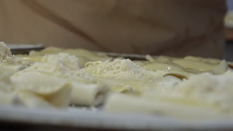 una panadería también panadería o panadería es un establecimiento que produce y vende alimentos a base de harina horneados en un horno, como pan, galletas, pasteles, pasteles y tartas