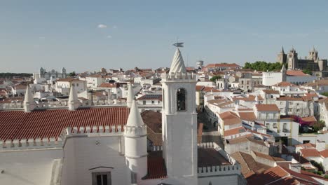 vista aérea de la iglesia de san francisco o sao francisco con la catedral portuguesa de fondo en evora, portugal