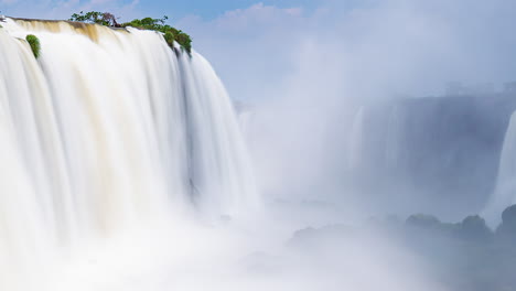 Timelapse-De-Grandes-Cascadas-De-Iguazú-Alrededor-De-Una-Gran-Zona-Verde-Y-Un-Río,-En-Un-Día-Soleado,-Foz-Do-Iguacu,-Paraná,-Brasil