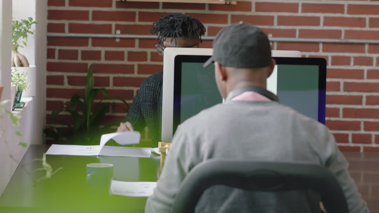 레이어 뷰: 아프리카계 미국인 사업가, 컴퓨터를 이용해 타이핑, 기업 프로젝트, 브라우징, 연구, 스크린에서 사무실 작업장