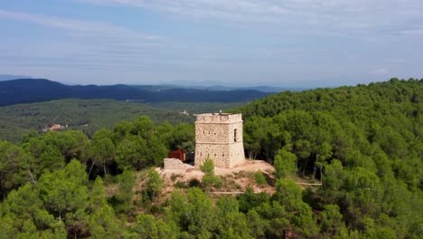 Disparo-Aéreo-De-Paralaje-Con-Drones-De-La-Torre-De-Soldados-En-Un-Denso-Bosque-Verde-De-Avinyó