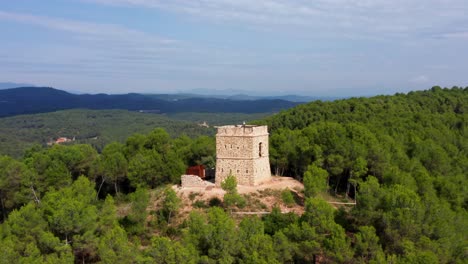 disparo aéreo de paralaje con drones de la torre de soldados en un denso bosque verde de avinyó