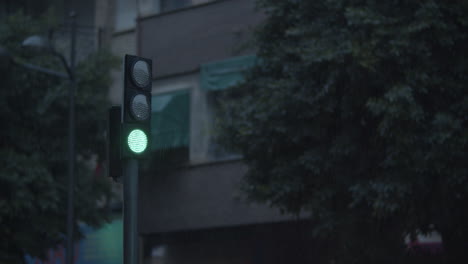luz de tráfico verde bajo la lluvia