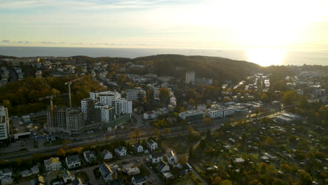 Brillante-Luz-Del-Sol-Al-Amanecer-Sobre-El-Paisaje-Urbano-De-La-Ciudad-De-Gdynia,-Polonia