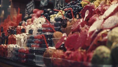 puesto de frutas y verduras frescas en un mercado