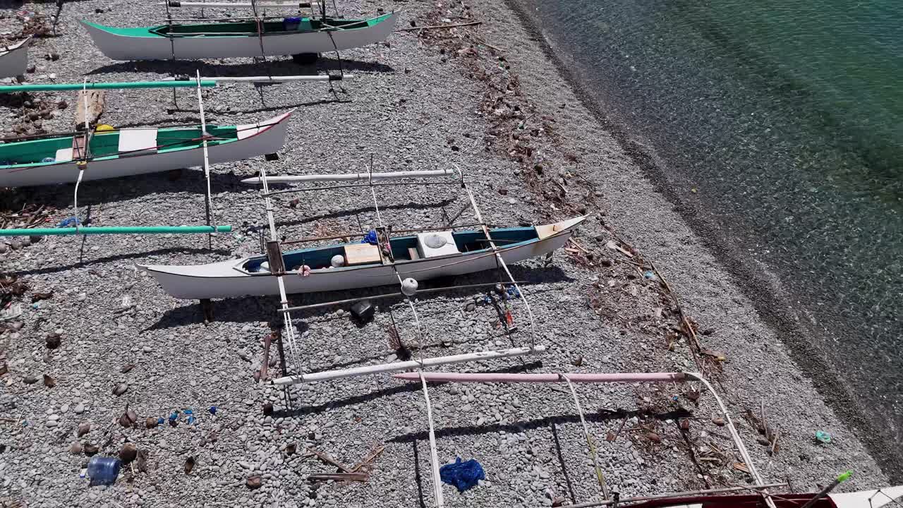 ⁇ 카의 공중 비행  ⁇ 과 주변 해변 마을을 드러내기 위해  ⁇  아웃