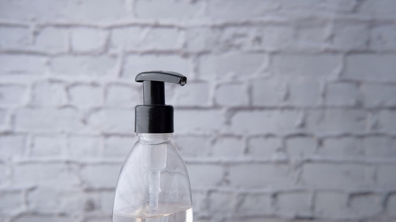 손 소독제를 적용하는 것