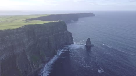 Hermosa-Toma-Panorámica-De-Los-Icónicos-Acantilados-De-Moher-En-El-Condado-De-Clare-Irlanda