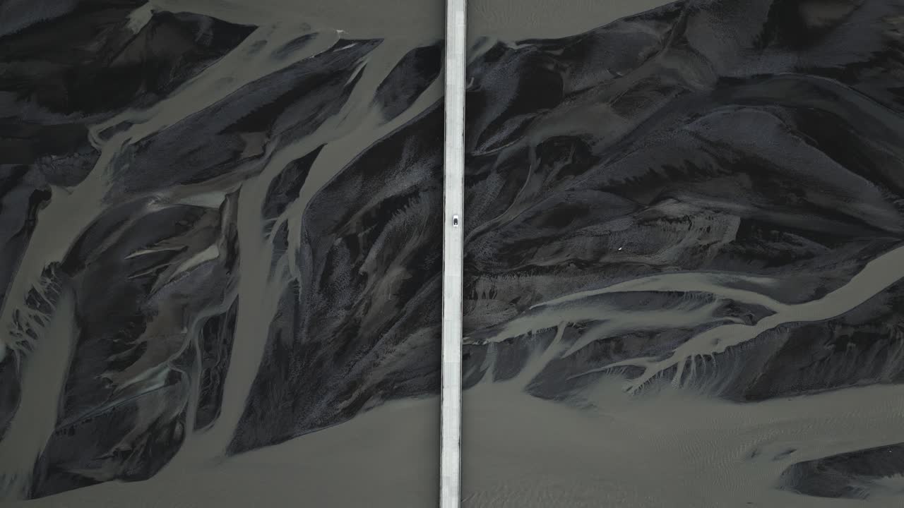 мост, вид на окружающий фьорд и неровную местность