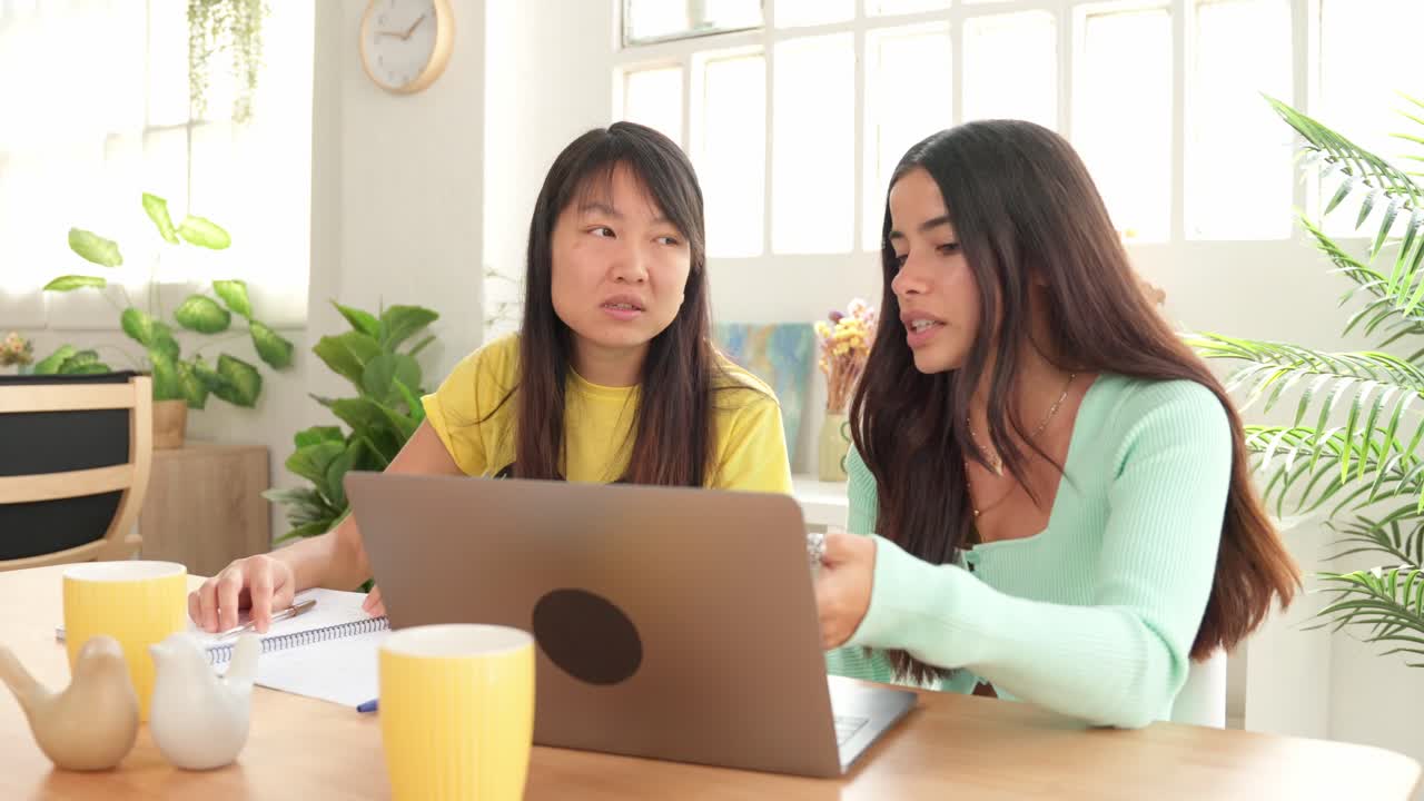 두 명의 여성이 노트북에서 협력하고 있습니다.