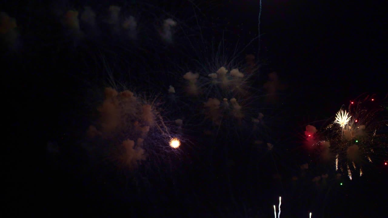 hermosa exhibición de trabajo de fuego colorido por la noche para la celebración en el festival