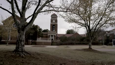 torre del campanario de peddle en el campus de ole miss en oxford, mississippi con un disparo estable