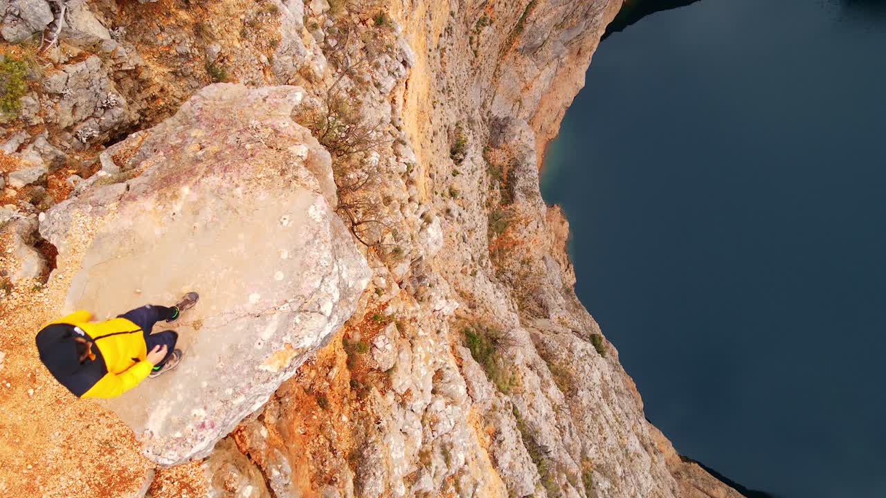 un turista que va al borde del sumidero más grande de europa