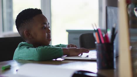 Niño-Afroamericano-Teniendo-Una-Videollamada-En-Una-Computadora-Portátil-En-Casa