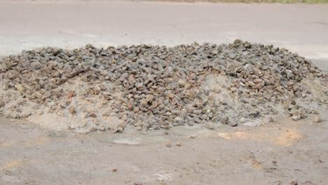 Verter-La-Cantidad-Correcta-De-Agua-En-La-Mezcla-De-Concreto-Y-Continuar-Mezclando-Más-En-Las-Calles-Usando-Palas