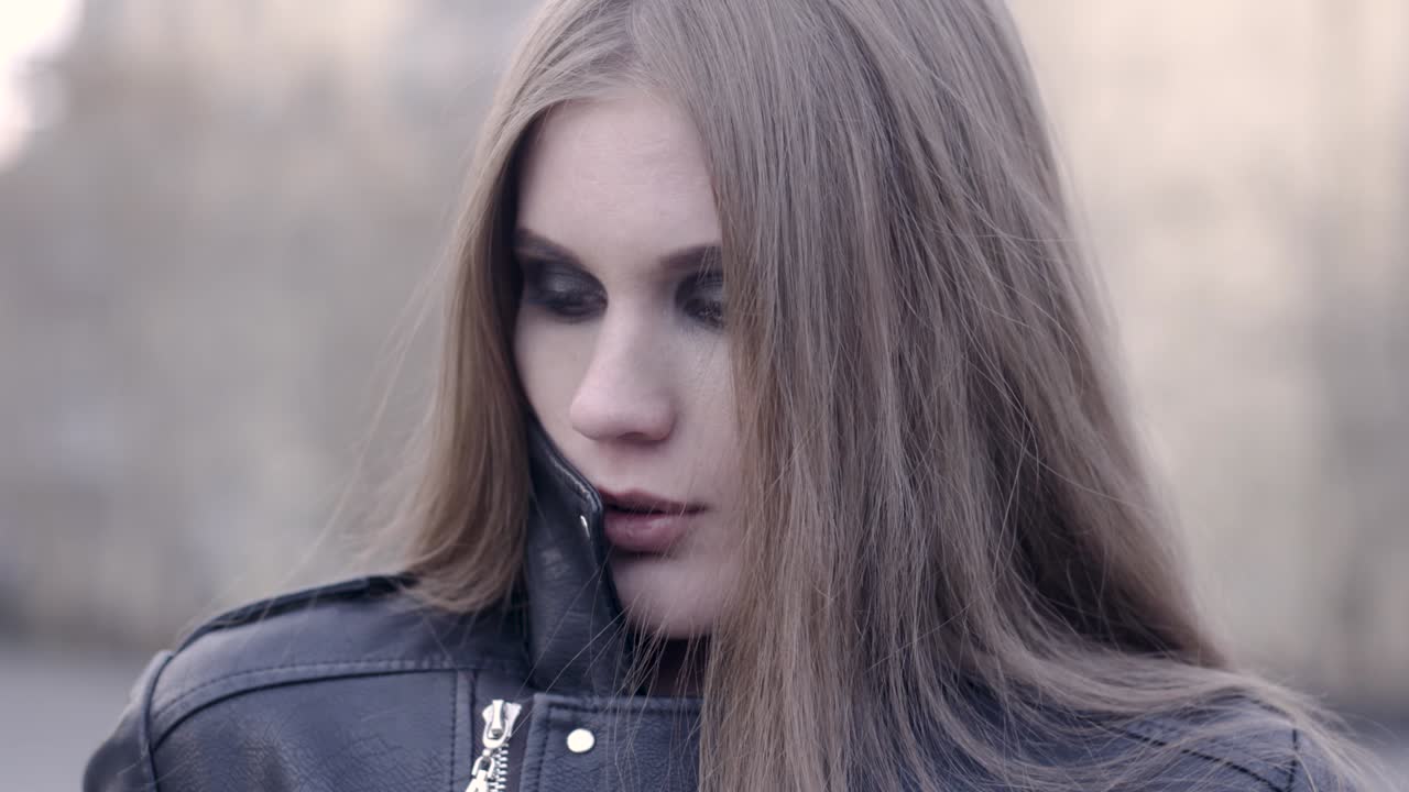 una mujer con una chaqueta de cuero.