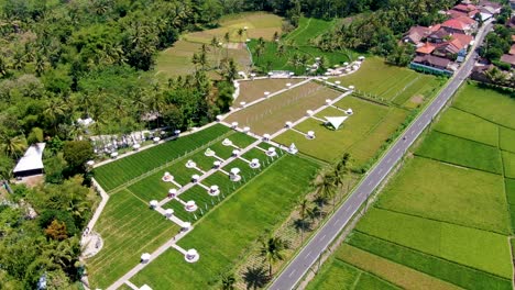 Vista-Aérea-De-La-Pasarela-De-Madera-Y-Lugar-Para-Tomar-Fotos-En-Svargabumi-Borobudur-Java-Indonesia