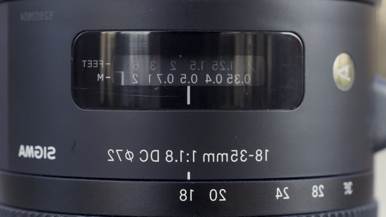 крупный план объектива sigma 18-35mm f/1.8 dc hsm