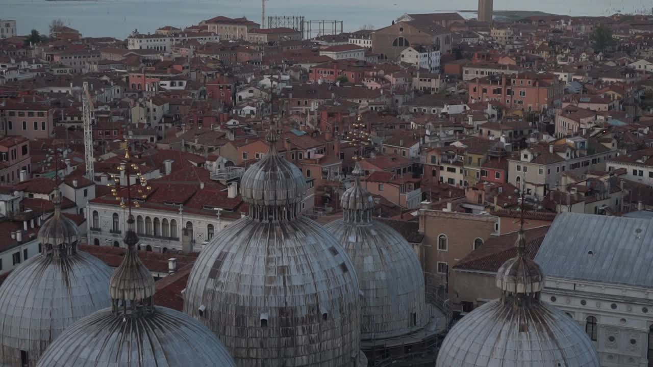 las cúpulas de la iglesia y la vista panorámica de la ciudad de venecia desde st