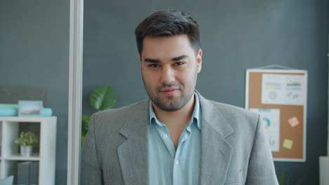 retrato de un hombre en una oficina