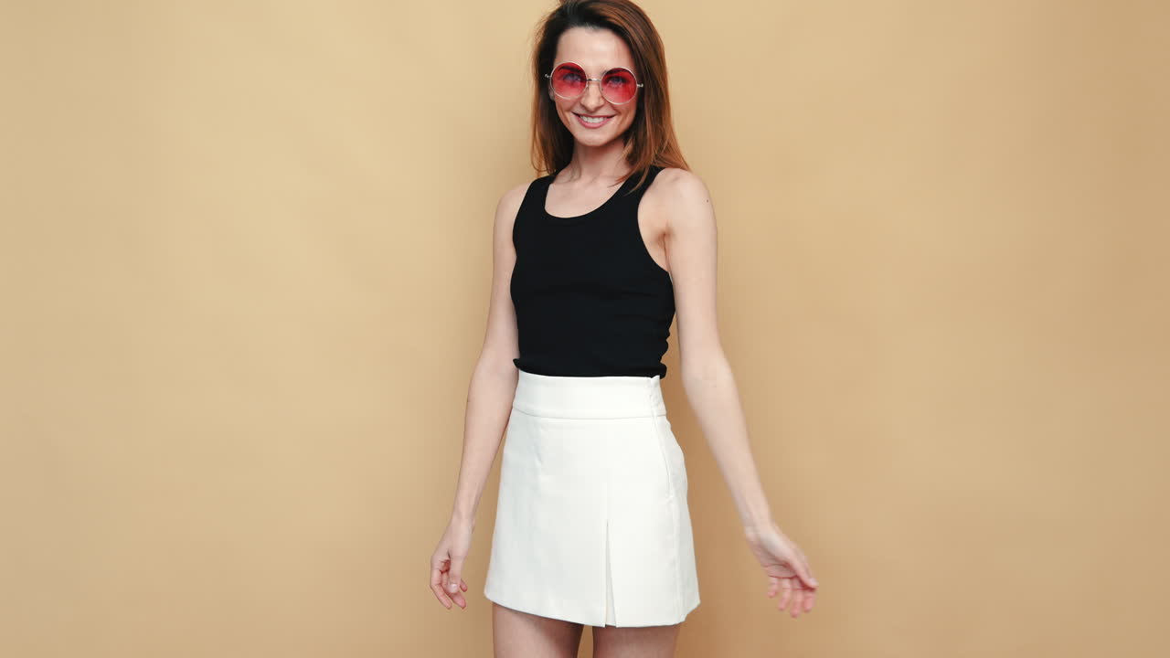 mujer con ropa de moda