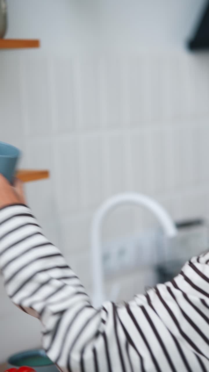 부엌에서 커피를 마시는 여자