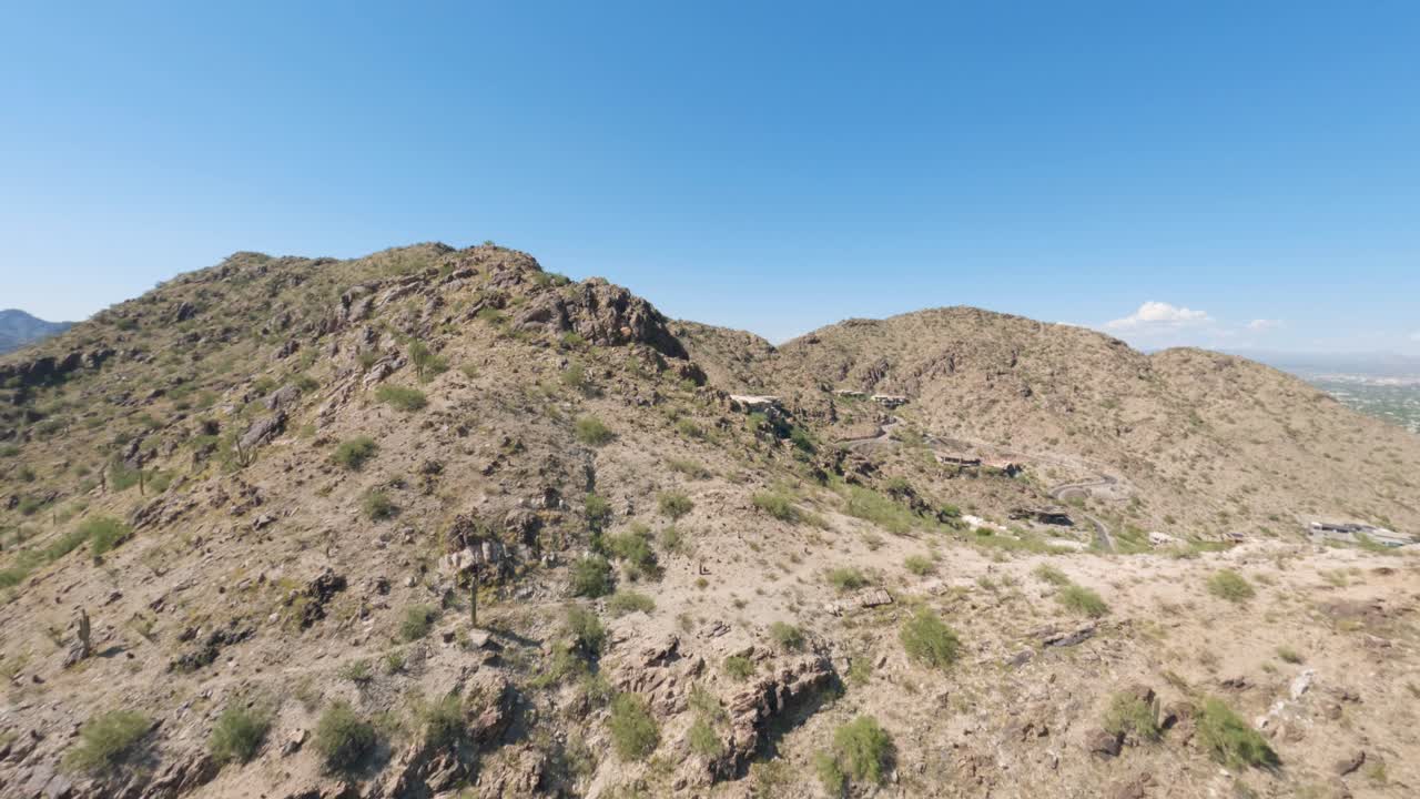 plano general fpv a lo largo de la cresta de la montaña en un día soleado de verano