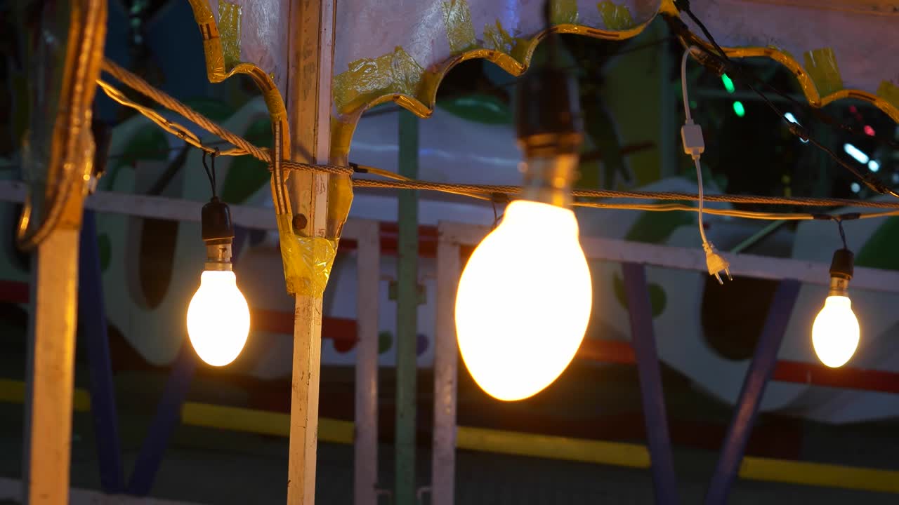 페리스 과 함께 카니발, 밝은 다채로운 불빛, 밤에 자동차 카루셀 클로즈업