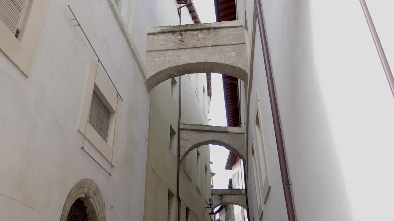 contrafuertes voladores sobre un callejón de spoleto en umbría