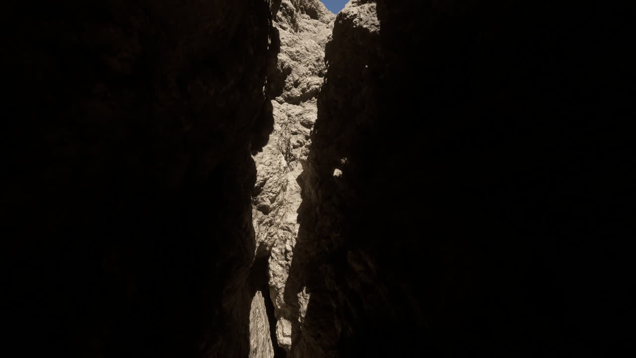 impresionante vista de un estrecho cañón con la luz del sol brillando a través de la parte superior