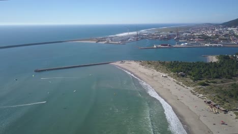 famoso viento de turbina eólica visto desde la playa de cabedelo en viana do castelo en portugal